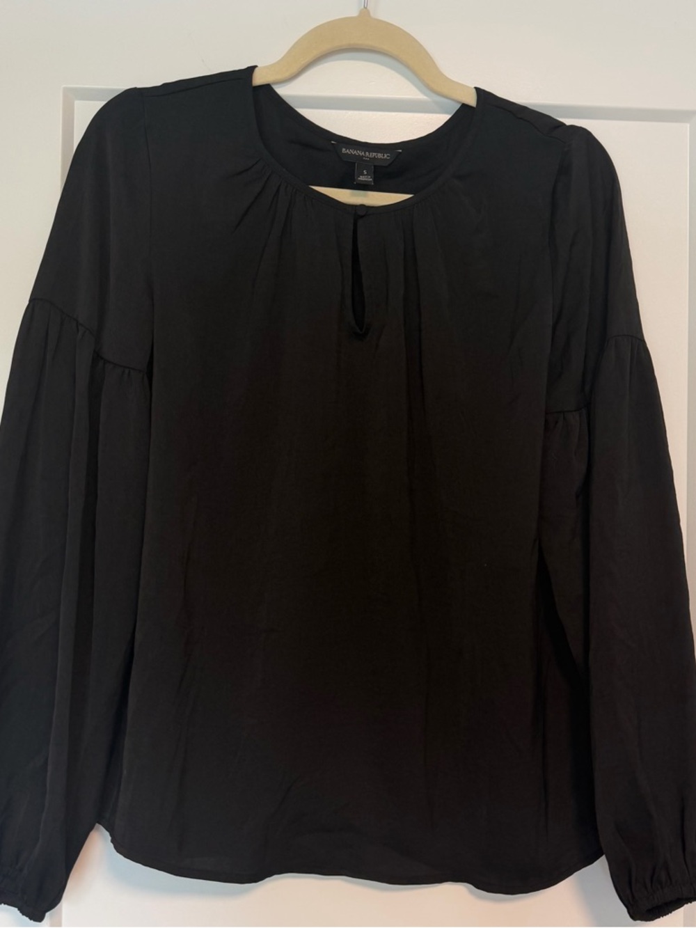 Banana Republic Black Long-Sleeve Keyhole Puff Blouse
